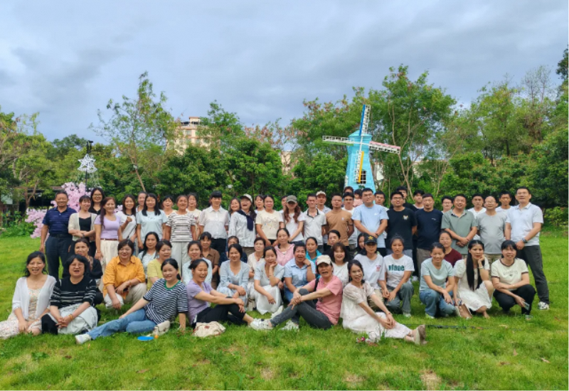Fireworks and human flavors, team at this moment - Employee team building dinner event successfully concluded